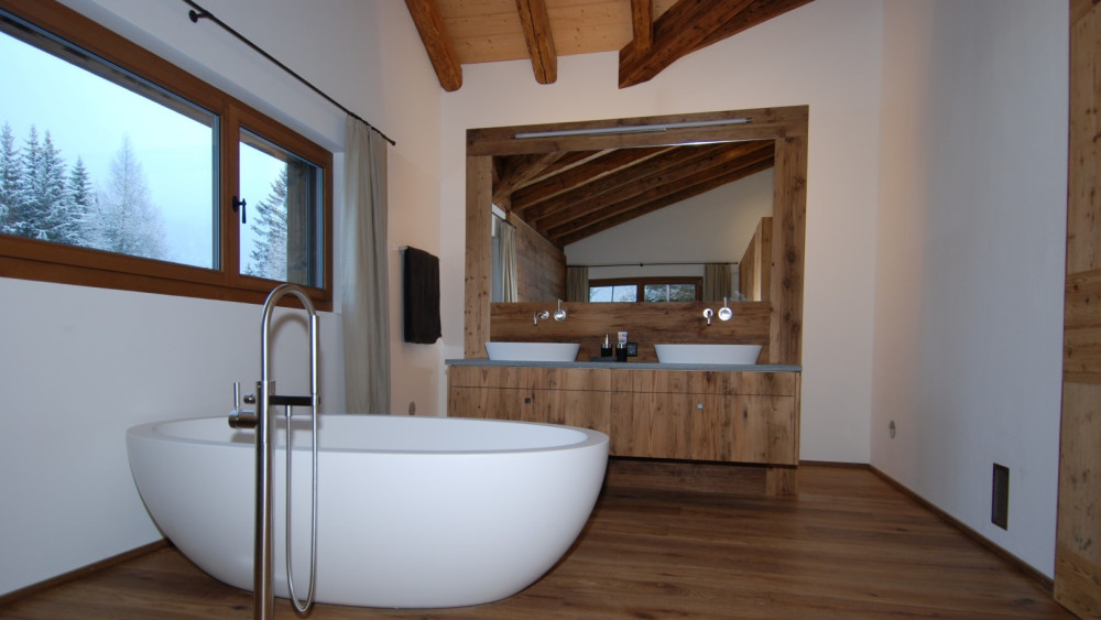 Bad mit freistehender Badewanne