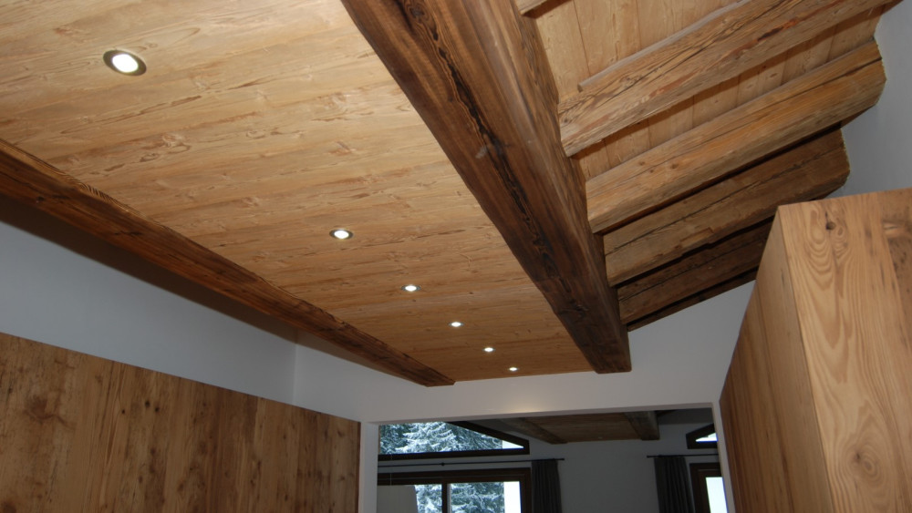 Holzdecke mit eingelassenen Spots