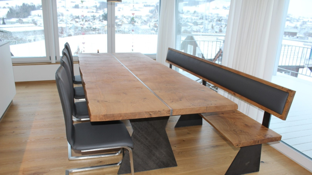 Holztisch mit passender Sitzbank