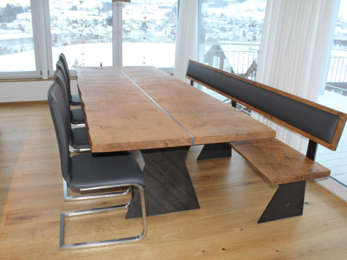 Holztisch mit passender Sitzbank